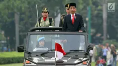 Presiden Joko Widodo (Jokowi) melakukan inspeksi pasukan saat apel bersama Wanita TNI, Polwan dan segenap wanita komponen bangsa di Lapangan Silang Monas, Jakarta, Rabu (25/4). Apel digelar guna memperingati Hari Kartini 2018. (Liputan6.com/Johan Tallo)
