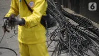 Petugas Bina Marga usai memotong kabel optik di sepanjang jalan kawasan Kemang, Jakarta, Kamis (24/10/2019). Pemotongan kabel optik tersebut untuk menertibkan instalasi kabel yang semrawut serta mengganggu ketertiban umum di kawasan Kemang. (Liputan6.com/Immanuel Antonius)