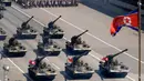 Pawai artileri dalam parade militer memperingati HUT ke-70 Korea Utara di Pyongyang, Korea Utara, Minggu (9/9). (Kyodo News via AP)