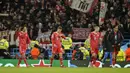 Para pemain Bayern Munchen berjalan lesu setelah dikalahkan Manchester City pada laga leg pertama babak perempatfinal Liga Champions 2022/2023 di Etihad Stadium, Manchester, Rabu (12/4/2023) dini hari WIB. (AP Photo/Dave Thompson)