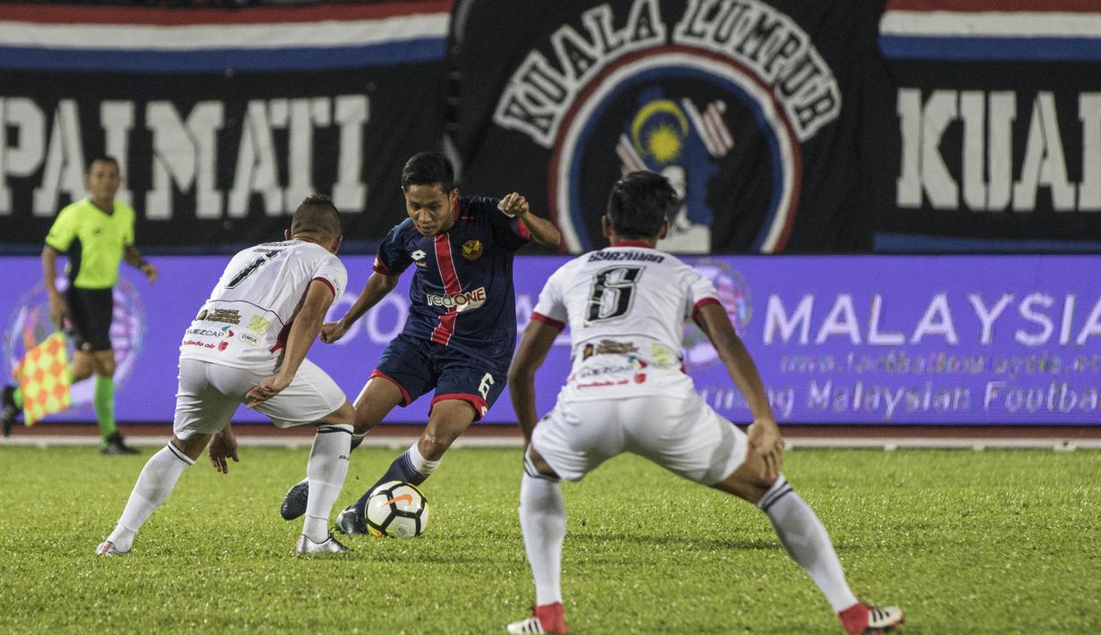Gelandang Selangor FA, Evan Dimas, menghindari kepungan pemain Kuala Lumpur pada laga Liga Super Malaysia di Stadion Kuala Lumpur, Cheras, Minggu (4/2/2018). Kuala Lumpur FA kalah 0-2 dari Selangor FA. (Bola.com/Vitalis Yogi Trisna)