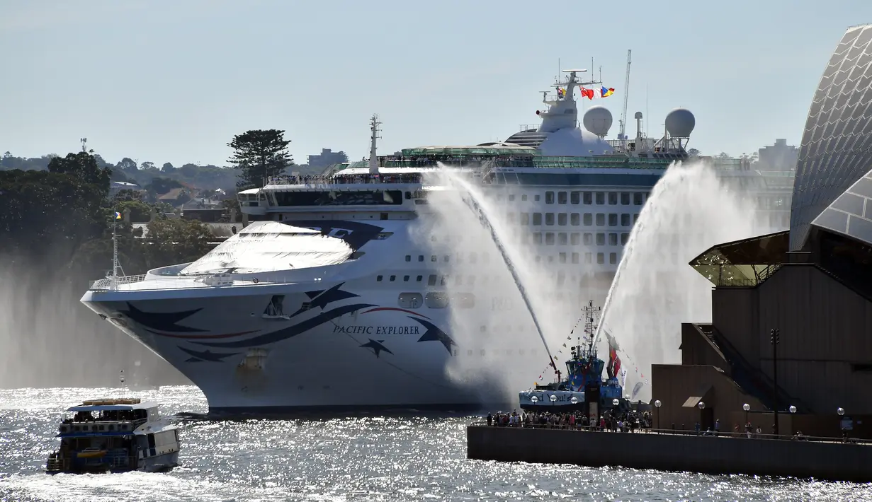 Pacific Explorer berlabuh di terminal penumpang luar negeri di Pelabuhan Sydney ketika otoritas Australia mencabut larangan kapal pesiar setelah relaksasi pembatasan Covid 19, Senin (18/4/2022). Australia melarang masuknya kapal pesiar pada Maret 2020 saat pandemi Covid-19 merebak. (SAEED KHAN/AFP)