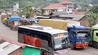 Antrian truk menuju dermaga Pelabuhan Merak, Banten, Senin (17/1). Kemacetan panjang tersebut terjadi akibat cuaca buruk sehingga mengganggu lalu lintas penyeberangan.(Antara)