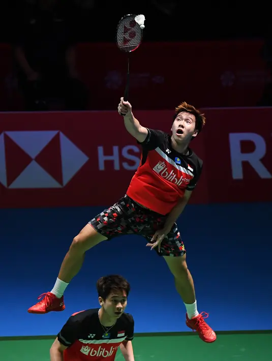 Ganda putra Kevin Sanjaya/Marcus Fernaldi Gideon berusaha mengembalikan kok saat bertanding melawan Hendra Setiawan / Mohammad Ahsan pada babak fina Jepang Terbuka 2019 di Tokyo (28/7/2019). Hasil final Japan Open 2019 membuat Kevin / Marcus mempertahankan gelar juara. (AFP Photo/Charly Triballeau)