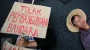 Sejumlah mahasiswa melakukan aksi  tiduran di jalan Malioboro, Yogyakarta, Jateng, Kamis (5/11/2015). Aksi tersebut dilakukan sebagai bentuk penolakan pendirian Bandara di Temon, Kulon Progo. (Boy T Harjanto)