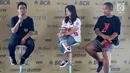 Ketua Umum Indonesia Little League Roy Romaya, Pemain Timnas Softball Indonesia Asian Games 2018 Syehan Hana Rahmania dan Tim Indonesia Jr League 2006, World Series Michigan saat konfrensi pers di Senayan, Jakarta, Sabtu (5/1). (Liputan6.com/Fery Pradolo)