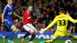 Pemain Manchester United, Wayne Rooney, mencetak gol ketiga ke gawang Ipswich Town dalam laga putaran ketiga Piala Liga Inggris di Stadion Old Trafford, Manchester, Inggris, Kamis (24/9/2015) dini hari WIB. (Action Images via Reuters/Ed Sykes)