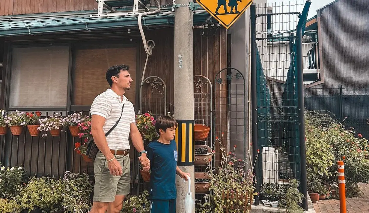 Dari beberapa potretnya, perempuan biasa disapa Jedar itu tampak menyambangi Kyoto.  Momen kedekatan El bersama ayah sambungnya. "Visiting Kyoto with my eldest son," tulis suami Jedar. [Instagram/v.andrianto]