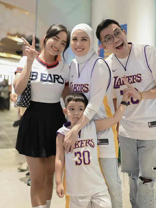 Fuji An juga tampil dengan atasan putih ketat dipadukan mini skirt hitam dan membawa shoulder mini bagnya. credit: Instagram (@tya_ariestya)