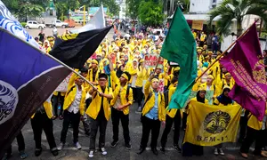 Badan Eksekutif Mahasiswa (BEM) dan Ikatan Alumni (ILUNI) Universitas Indonesia (UI) lintas almamater mengelar Rapat Akbar Gerakan Anti Korupsi (GAK) Nasional di kampus UI Salemba, Jakarta, Jumat (20/3/2015).  (Liputan6.com/Yoppy Renato)