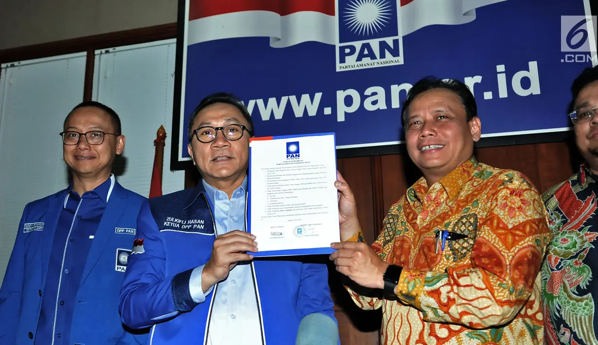 Ketum PAN Zulkifli Hasan (dua kiri) foto bersama Ketua Bawaslu Abhan (dua kanan) di Kantor DPP PAN, Jakarta, Kamis (5/7). Bawaslu mengunjungi DPP PAN untuk mensosialisasikan pengawasan dan pencalonan Pileg dan Pilpres 2019. (Merdeka.com/Iqbal S. Nugroho)