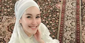 Ayu Ting Ting jelang Ramadan tampil dengan kerudung putih saat mengadakan acara di kediamannya. [@ayutingting92]