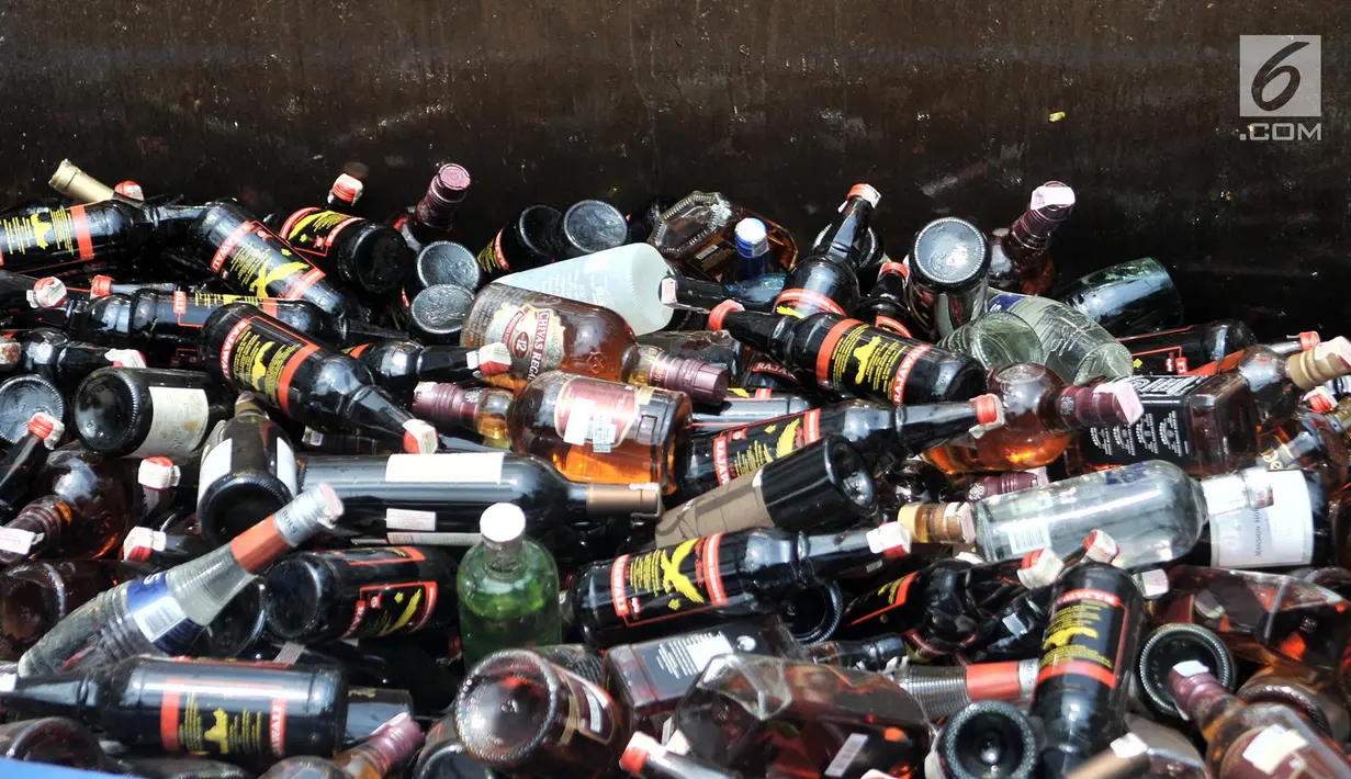 Penampakan minuman keras ilegal saat dimusnahkan di Kantor Bea Cukai Marunda, Jakarta, Selasa (2/10). Rokok maupun minuman keras ilegal merupakan hasil penindakan dari tahun 2016-2018. (Merdeka.com/Iqbal Nugroho)