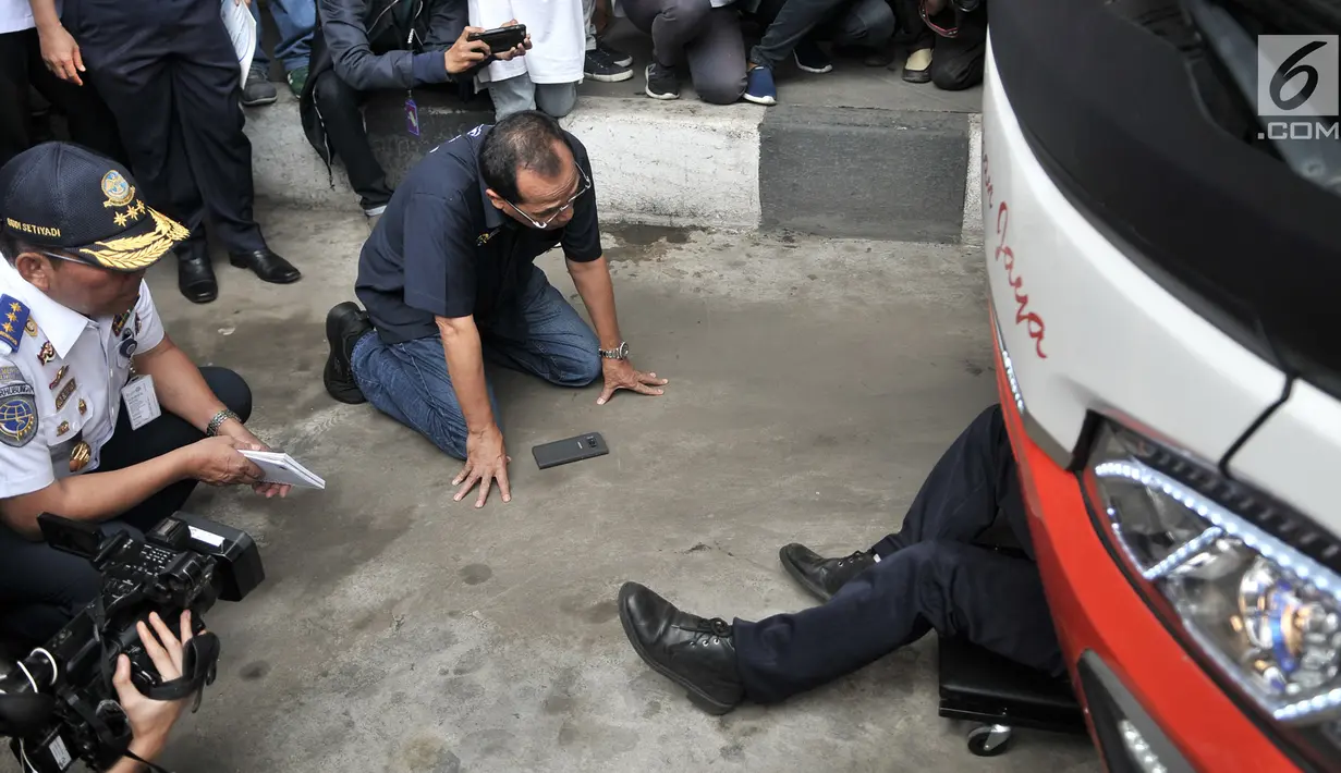 Menteri Perhubungan (Menhub) Budi Karya Sumadi saat meninjau kesiapan pelayanan arus mudik di Terminal Pulo Gebang, Jakarta, Minggu (3/6). Selain Terminal Pulo Gebang, Menhub juga mengunjungi Bandara Soetta dan Stasiun Gambir. (Merdeka.com/Iqbal Nugroho)