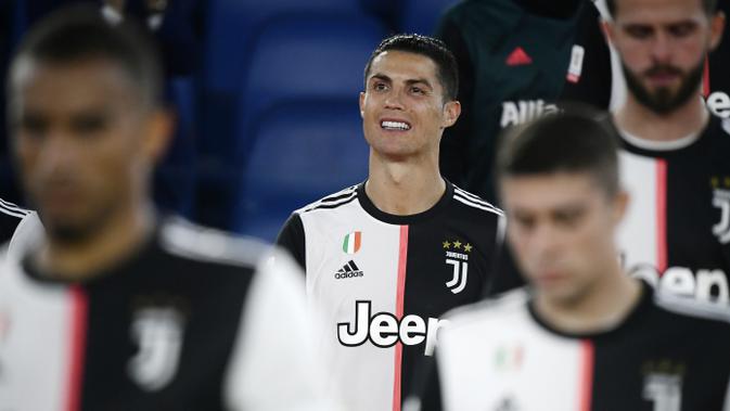 Striker Juventus, Cristiano Ronaldo, tampak kecewa usai ditaklukkan Napoli pada laga final Coppa Italia di Stadion Olympic, Roma, Rabu (17/6/2020). Cristiano Ronaldo kembali gagal membawa Juventus meraih juara usai kalah adu penalti dari Napoli. (AFP/Filippo Monteforte)