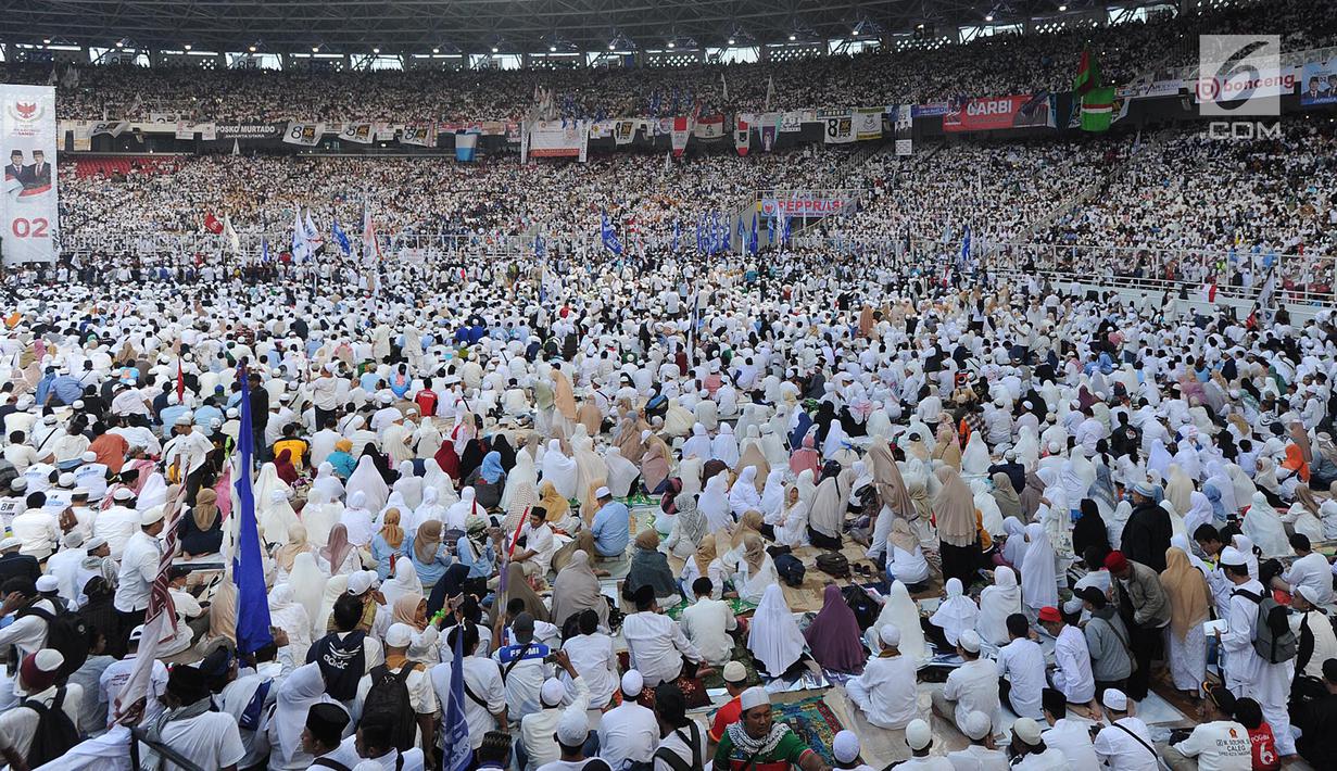 Massa kampanye akbar Pasangan capres-cawapres nomor urut 02 Prabowo Subianto - Sandiaga Uno memadati Stadion Utama Gelora Bung Karno (SUGBK), Senayan, Jakarta, Minggu (7/4/2019). Sebagian besar simpatisan kompak menggunakan pakaian putih-putih. (merdeka.com/Arie Basuki)