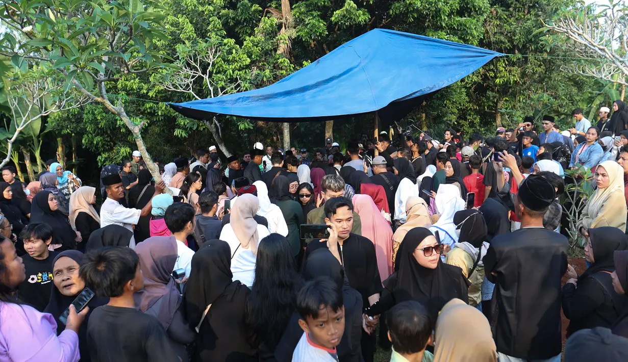 Meski telah lama berjuang melawan kanker, ia memilih merahasiakan penyakitnya dan tetap bekerja hingga akhir hayatnya. (KapanLagi.com/Budy Santoso)