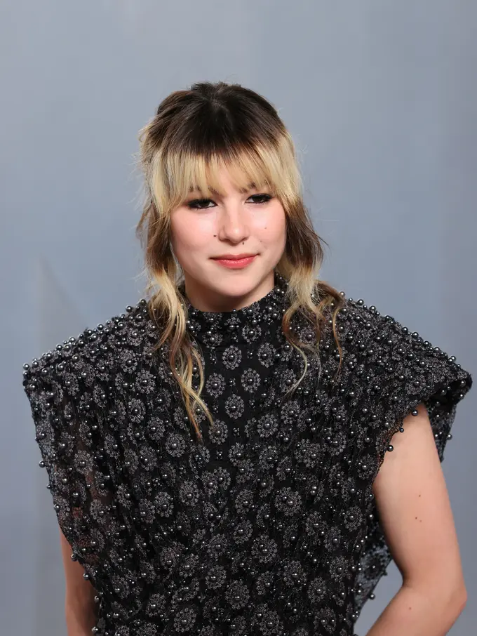 Potret Stunning Atlet Skating Alysa Liu Debut di Vanity Fair Oscar Party 2026