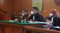 Terdakwa Ajay M Priatna, Wali Kota Cimahi nontaktif, menjalani sidang kasus suap di Pengadilan Tindak Pidana Korupsi (Tipikor) pada Pengadilan Negeri (PN) Kelas 1A Bandung, Jalan RE Martadinata, Kota Bandung, Senin (19/4/2021).  (Liputan6.com/Dikdik Ripaldi) 

 