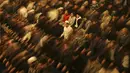 Ratusan umat Muslim pun terlihat menghadiri sholat tarawih di masjid yang cukup ikonik ini.  (AP Photo/Emrah Gurel)