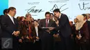 Menko Kemaritiman Luhut Binsar Pandjaitan mencoba fitur  aplikasi saat Konferensi Internasional dan Pertemuan Tahunan ke-5 OIC Broadcasting Regulation Authorities Forum (IBRAF) di Kota Bandung, Rabu (22/2). (Liputan6.com/Helmi Afandi)