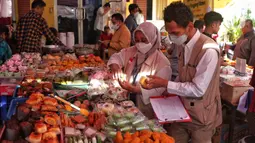 BPOM DKI Jakarta melakukan pemeriksaan sampel makanan dan minuman takjil yang dijual pedagang untuk mengantisipasi adanya bahan-bahan berbahaya. (Liputan6.com/Angga Yuniar)