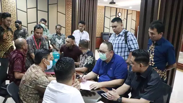 Penyidik Subdit Tindak Pidana Pencucian Uang (TPPU) Direktorat Tipideksus Bareskrim Polri menyerahkan Henry Surya (HS) ke Kejaksaan Agung, Jumat (12/5/2023).