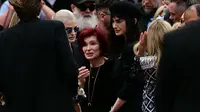 Salam Perpisahan Terakhir Istri dan Anak-Anak Ozzy Osbourne Lewat Perhiasan Penuh Makna