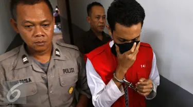 Petugas mengawal M Prio Santoso pelaku pembunuhan Deudeuh Alfi Sahrin alias Tata Chubby di Pengadilan Negeri Jakarta Selatan, Senin (2/11/2015). M Prio Santoso dihukum 18 tahun penjara. (Liputan6.com/Yoppy Renato)