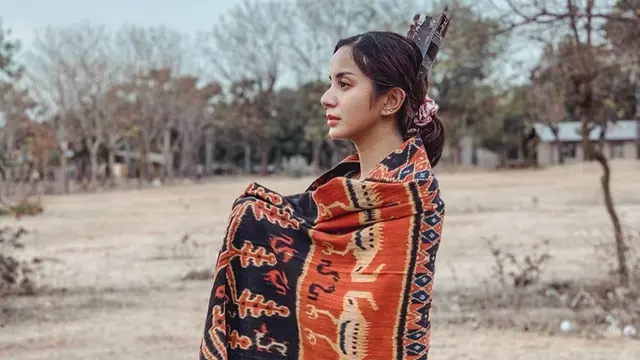 FOTO: Pesona Kirana Larasati Saat Pakai Kain Etnik Sumba, Menawan