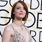 Aktris Emma Stone memilih gaun bergaris leher rendah saat menghadiri Golden Globe Awards 2017 di California, Minggu (8/1).Gaun tanpa lengan bernuansa merah muda itu bertabur pernak-pernik bintang yang mengilap.  (Photo by Jordan Strauss/Invision/AP)