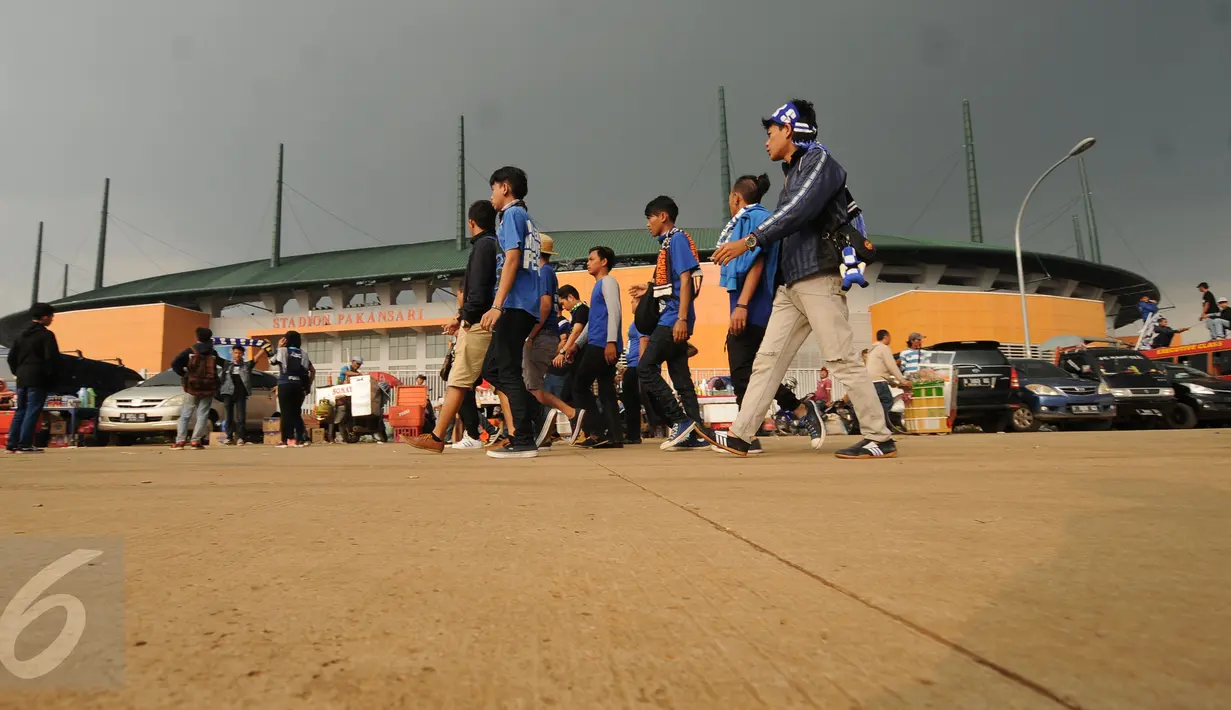 Suporter Persib bersiap masuk Stadion Pakansari, Kab Bogor, Minggu (21/8). Persib akan melakoni laga lanjutan Torabika Soccer Championship presented by IM3 Ooredoo melawan PS TNI. (Liputan6.com/Helmi Fithriansyah)