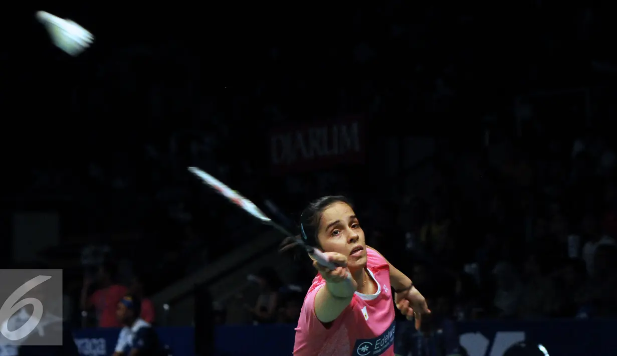 Aksi pebulutangkis tunggal puteri India, Saina Nehwal mengembalikan bola saat laga melawan Pai Yu Po (Taiwan) di BCA Indonesia Open 2016 di Istora Senayan, Jakarta, Selasa (31/5/2016). Saina unggul 21-11, 19-21, 21-15. (Liputan6.com/Helmi Fithriansyah)