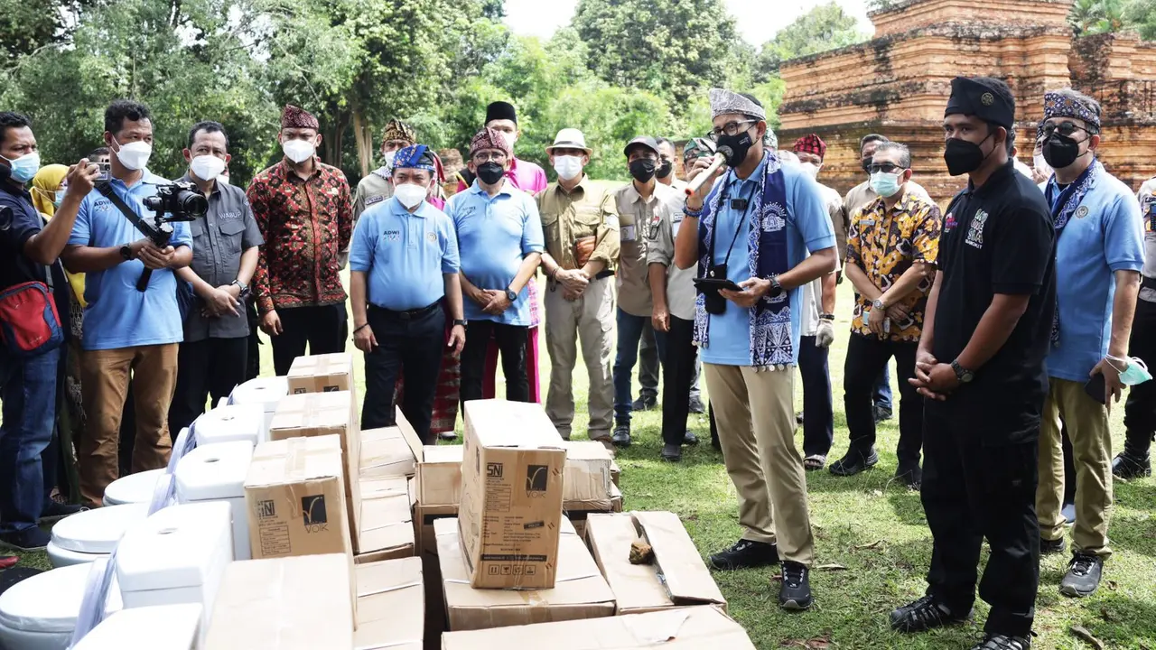 Menteri Pariwisata dan Ekonomi Kreatif Sandiaga Uno memberikan 10 kloset duduk ke semua homestay di Desa Wisata Muara Jambi, Kecamatan Maro Sebo, Kabupaten Muaro Jambi