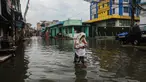 Warga melintasi banjir rob yang terjadi di kawasan Muara Baru, Jakarta Utara, Selasa (14/1/2025). (Liputan6.com/Angga Yuniar)
