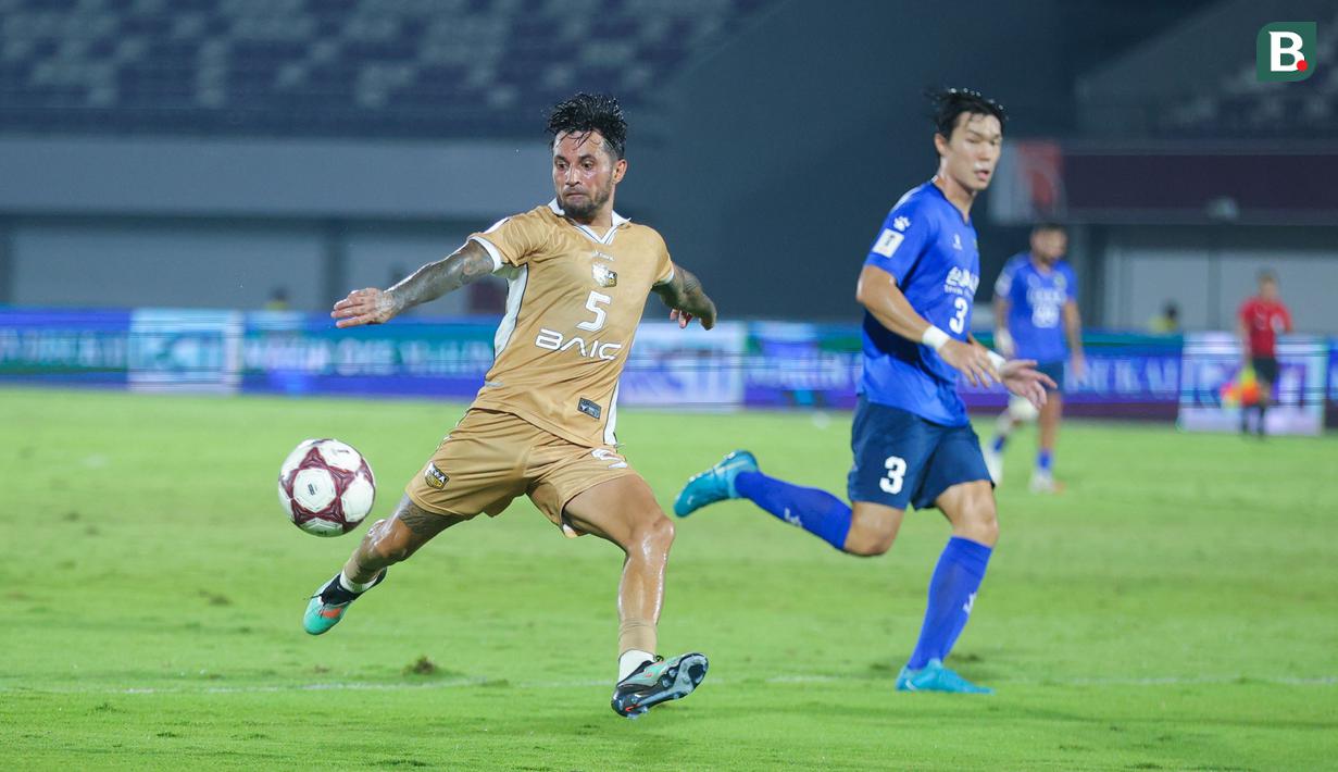 Pemain Dewa United, Stefano Lilipaly, melepaskan tendangan saat melawan Tainan City FC pada matchday kedua Grup E AFC Challenge League 2025/2026 di Stadion Indomilk Arena, Rabu (29/10/2025) malam WIB. (Bola.com/M Iqbal Ichsan)