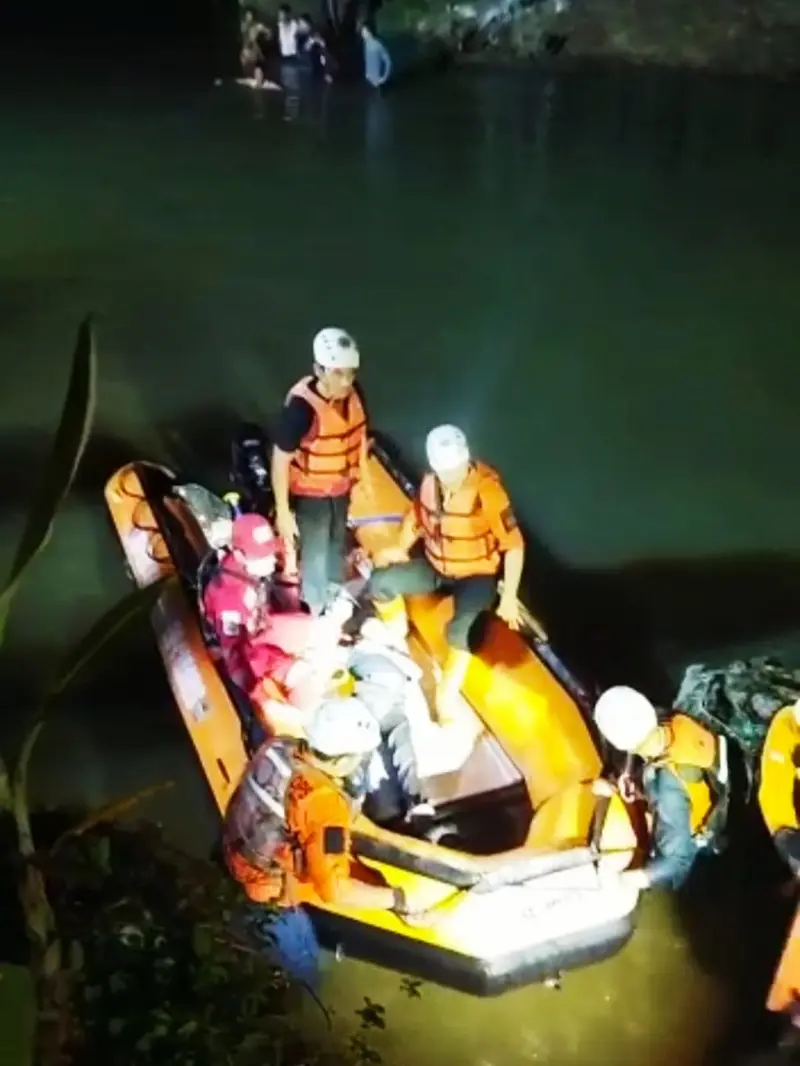 Beberapa petugas gabungan BPBD Ciamis berjibaku menyelematkan belasan siswa MTS Harapan Baru Ciamis yang hanyut di sungai Cileueur, Desa Utama, Kecamatan Cijeungjing, Kabupaten Ciamis, Jumat petang.