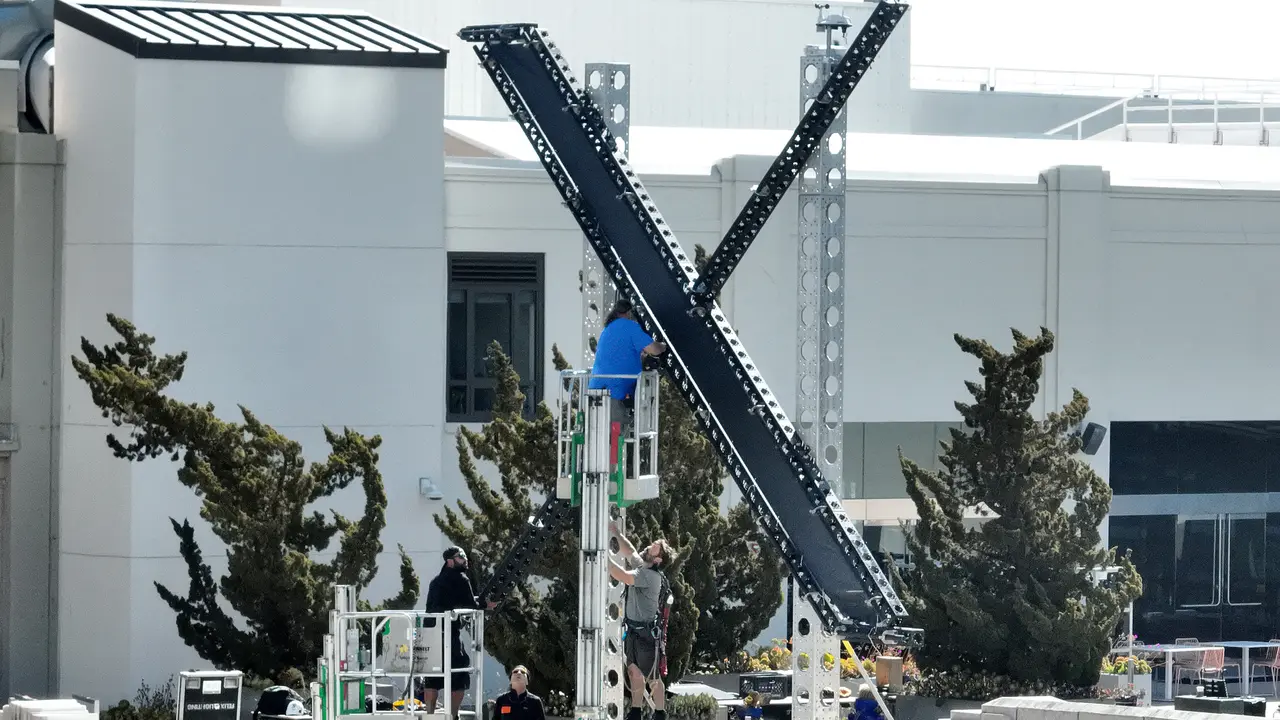 Twitter menghapus logo X dari kantor pusatnya di San Francisco