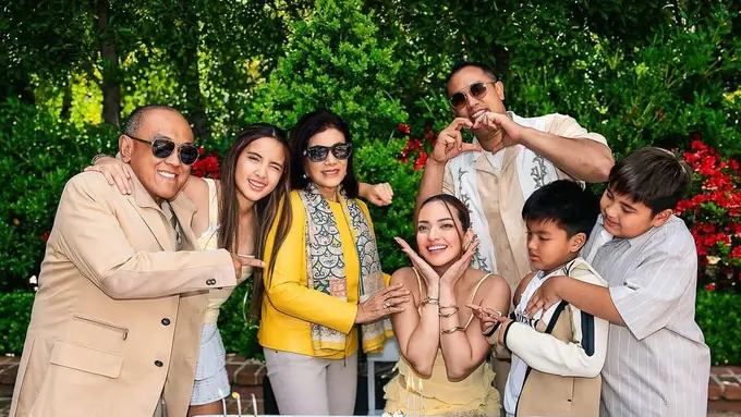 Kehangatan Keluarga Warnai Ultah ke-35 Nia Ramadhani (Instagram/@ramadhaniabakrie)