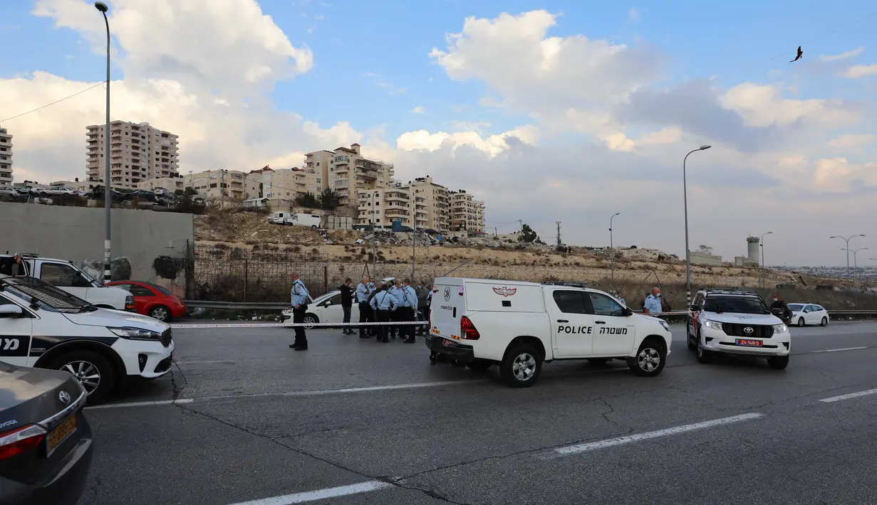 Petugas keamanan Israel memeriksa sebuah mobil setelah terjadinya upaya serangan di pos pemeriksaan az-Za'ayyem di Tepi Barat yang diduduki Israel pada 25 November 2020. Polisi Israel menembak mati seorang pria Palestina setelah diduga berupaya melakukan serangan. (Xinhua/Muammar Awad)