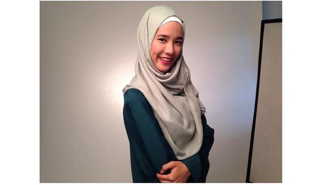 5 Gaya Hijab Personel JKT48, Lain Dari Biasanya (sumber: Instagram.com/JKT48beby)