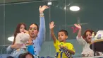 Georgina Rodriguez dan buah hati dari pasangan pemain Al Nassr Cristiano Ronaldo saat menghadiri pertandingan antara Al Nassr melawan Al Riyadh dalam laga pekan ke-16 Saudi Pro League 2023/2024 yang digelar di Al Awwal Park, Sabtu (9/12/2023) dini hari WIB. (AFP/Fayez Nureldine)