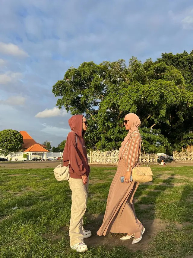 7 Potret Shireen Sungkar dan Zaskia Adya Mecaa Seru Main di Alun-Alun Jogja
