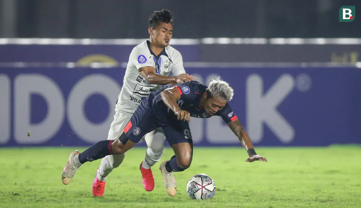 Pemain Arema FC, Kushedya Hari Yudo (kanan) berebut bola dengan pemain PSIS Semarang, Komarudin saat laga pekan keempat BRI Liga 1 2021/2022 di Stadion Madya, Jakarta. Arema FC harus puas bermain imbang tanpa gol saat bersua PSIS Semarang. (Bola.com/Bagaskara Lazuardi)