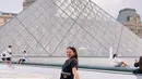 Amel Carla juga tidak lupa untuk mengunjungi museum nih. Amel terlihat mengunjungi musem Louvre, Paris. (Liputan6.com/IG/@amelcarla)
