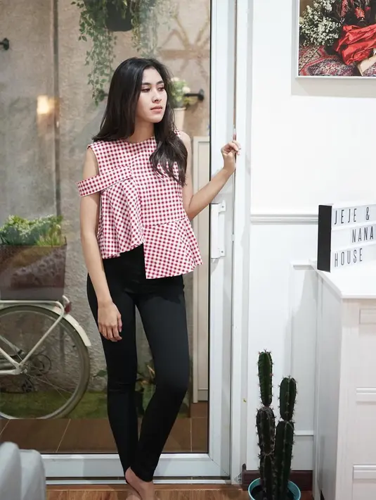 Dengan gayanya yang simple namun Syahnaz tetap memikat. Kali ini Syahnaz memakai celana hitam dengan atasan bermotif kotak-kotak kecil berwarna merah dan putih. Rambut panjangnya dibiarkan terurai begitu saja. (Instagram/syahnazs)