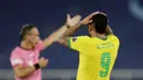 Gabriel Jesus diusir wasit setelah kakinya mengenai wajah pemain Chile, Eugenio Mena, saat berduel bola atas. (AP/Silvia Izquierdo)