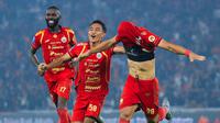 Pemain Persija Jakarta, Eksel Runtukahu (kanan), bersama Rayhan Hannan dan Allano merayakan gol ke gawang Persebaya Surabaya pada laga pekan ke-27 BRI Super League di Stadion Utama Gelora Bung Karno, Jakarta, Sabtu (11/4/2026). (Bola.com/Bagaskara Lazuardi)