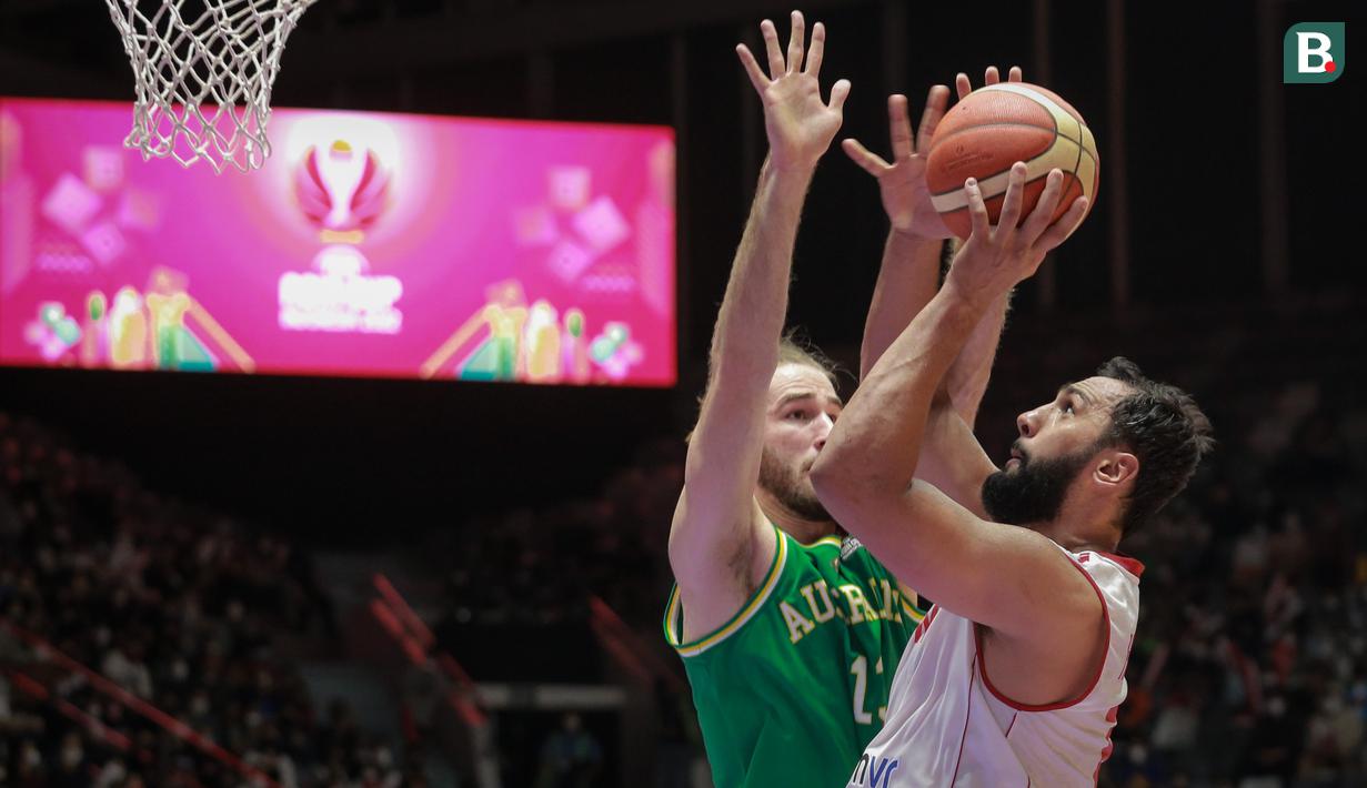 Pemain Timnas Basket Lebanon, Ali Mezher (kanan) berusaha mencetak poin saat laga final FIBA Asia Cup 2022 antara Timnas Basket Lebanon melawan Timnas Basket Australia di Istora Senayan, Jakarta, Minggu (24/7/2022). Australia menang atas Lebanon 75-73. (Bola.com/Bagaskara Lazuardi)