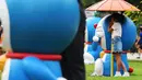 Seorang anak mengunjungi pameran "Doraemon's Time-Travelling Adventures in Singapore" yang digelar di Museum Nasional Singapura pada 3 November 2020. Pameran ini akan berlangsung hingga 27 Desember 2020. (Xinhua/Then Chih Wey)